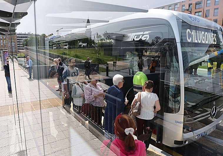 Oviedo pide más autobuses para acabar con «las saturaciones» y mejorar la conexión entre barrios