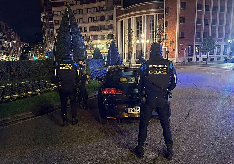 Reyerta a botellazos en Oviedo: un joven de 23 años, trasladado al HUCA con múltiples cortes