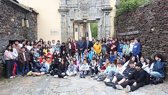 El parlamento de Asturias, a examen de los escolares del occidente en San Martín de Oscos