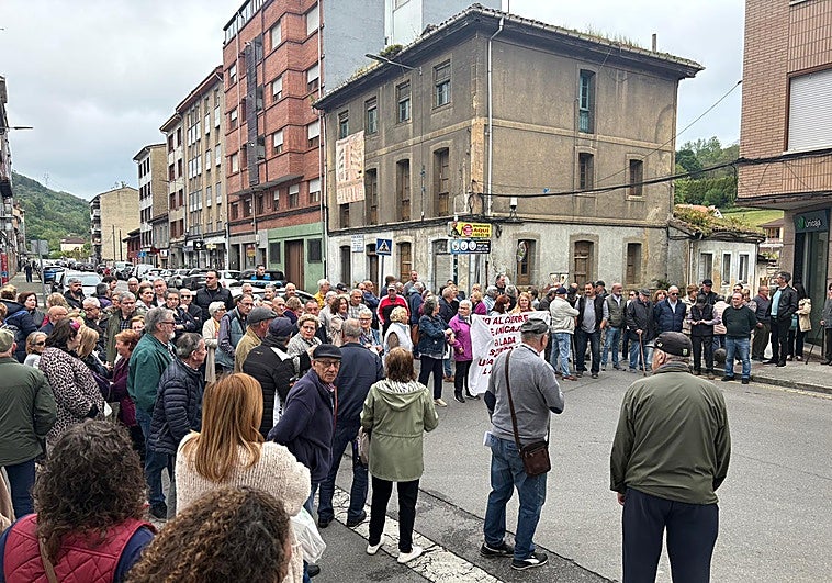 Lada protesta para conservar su sucursal bancaria
