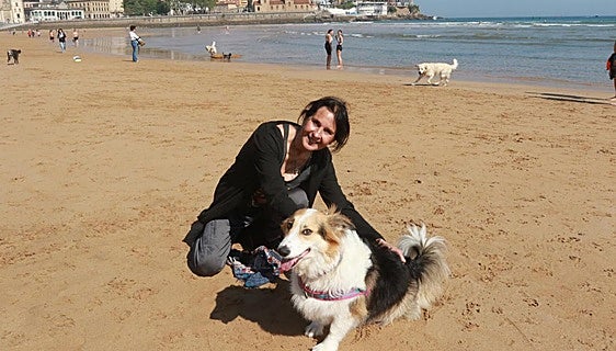 Los perros se 'despiden' de la playa de Gijón: «Es el mejor espacio que tienen para jugar»