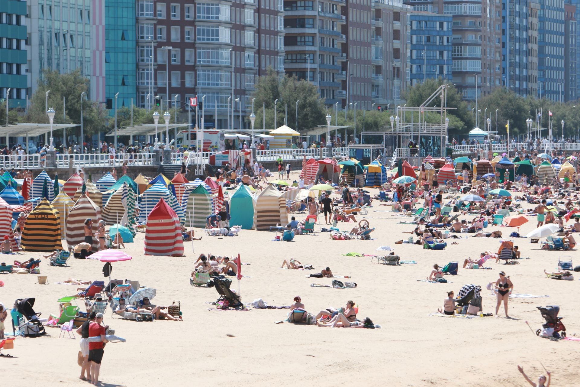 Guía para disfrutar de la temporada de baños en Gijón