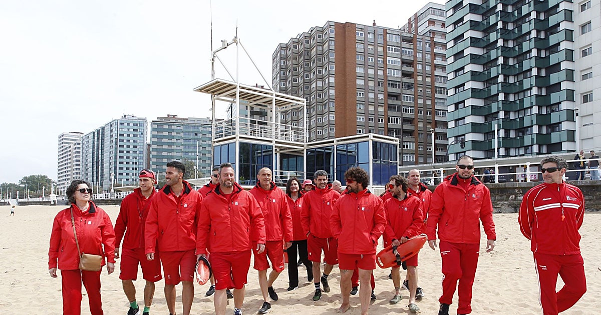 Los socorristas inician «con muchas ganas» la vigilancia de las tres playas urbanas de Gijón