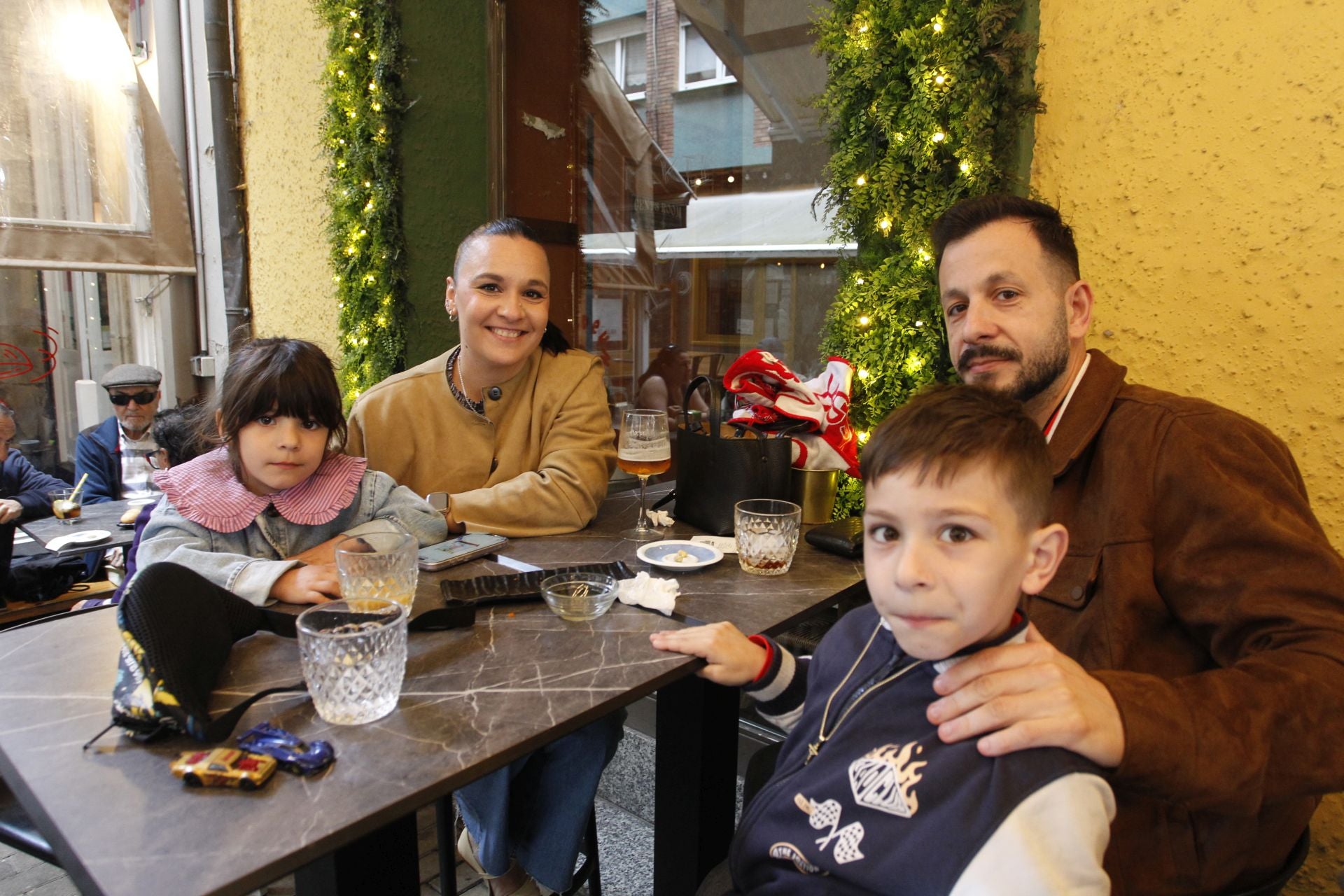 Gijón celebra el Día de la Madre entre vermús, flores y comidas familiares