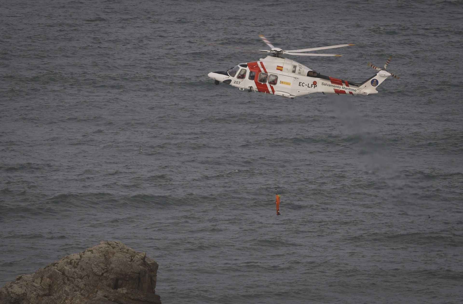 Agónico rescate en El Franco: buscan supervivientes tras el hundimiento de un barco en la costa