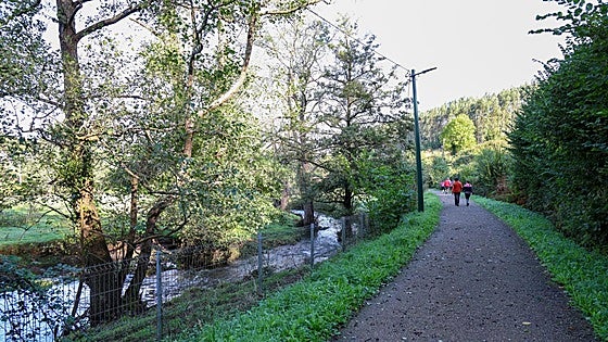 El Ayuntamiento de Avilés acomete la reparación del hundimiento en la senda del río Magdalena