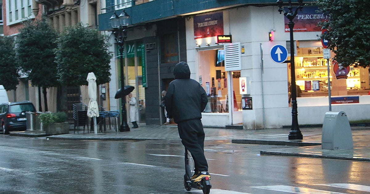 Detienen al conductor de un patinete en Gijón por incumplir dos órdenes de alejamiento
