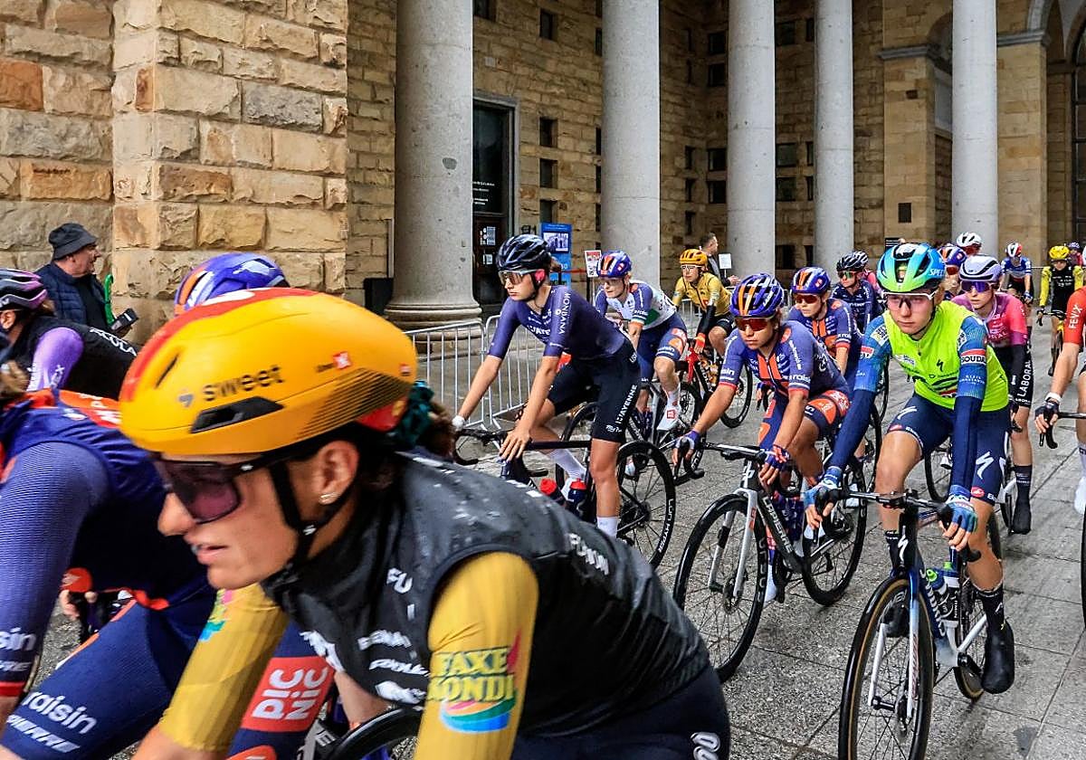 La Universidad Laboral, «escenario mágico» para la primera etapa de La Vuelta femenina en suelo asturiano