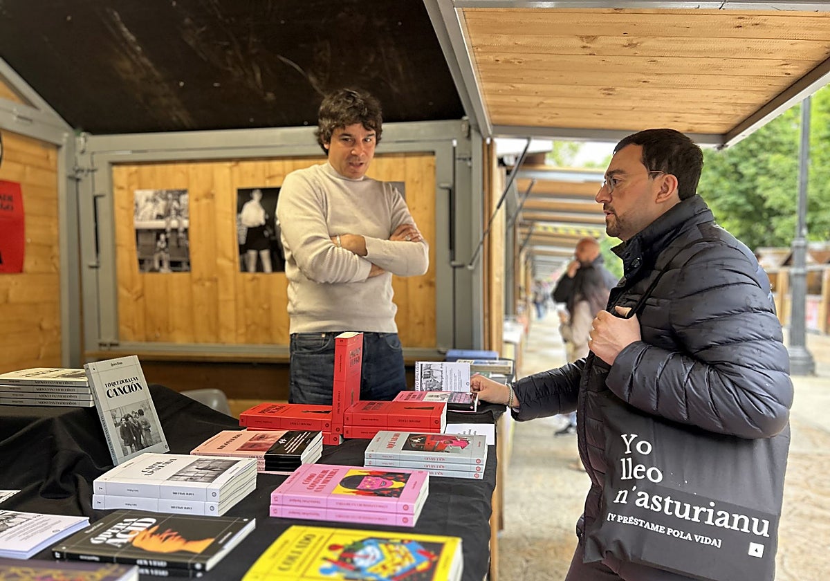 El mensaje de Barbón en la Feria del Libro de Oviedo: 'Yo lleo n' asturianu'