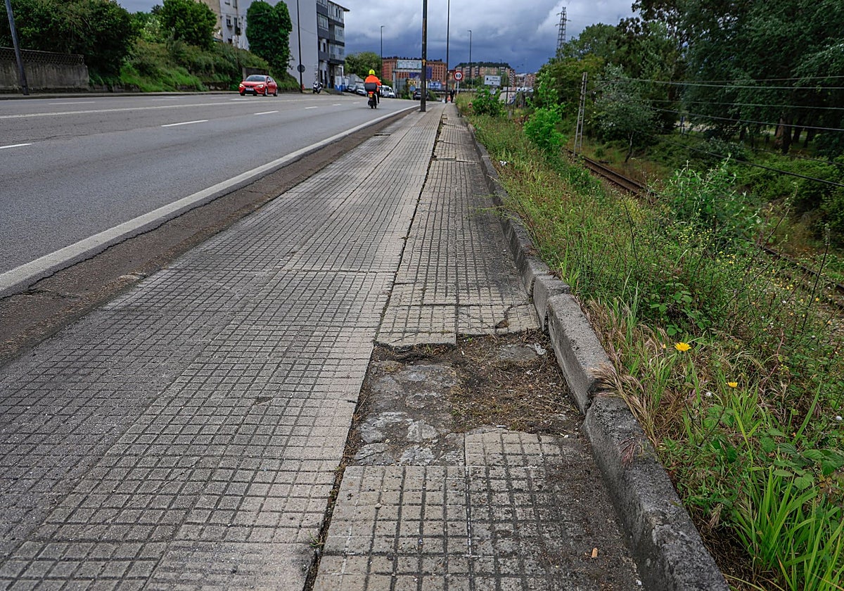 El Ayuntamiento de Avilés se hará cargo de arreglar la acera de la AS-19, de titularidad autonómica
