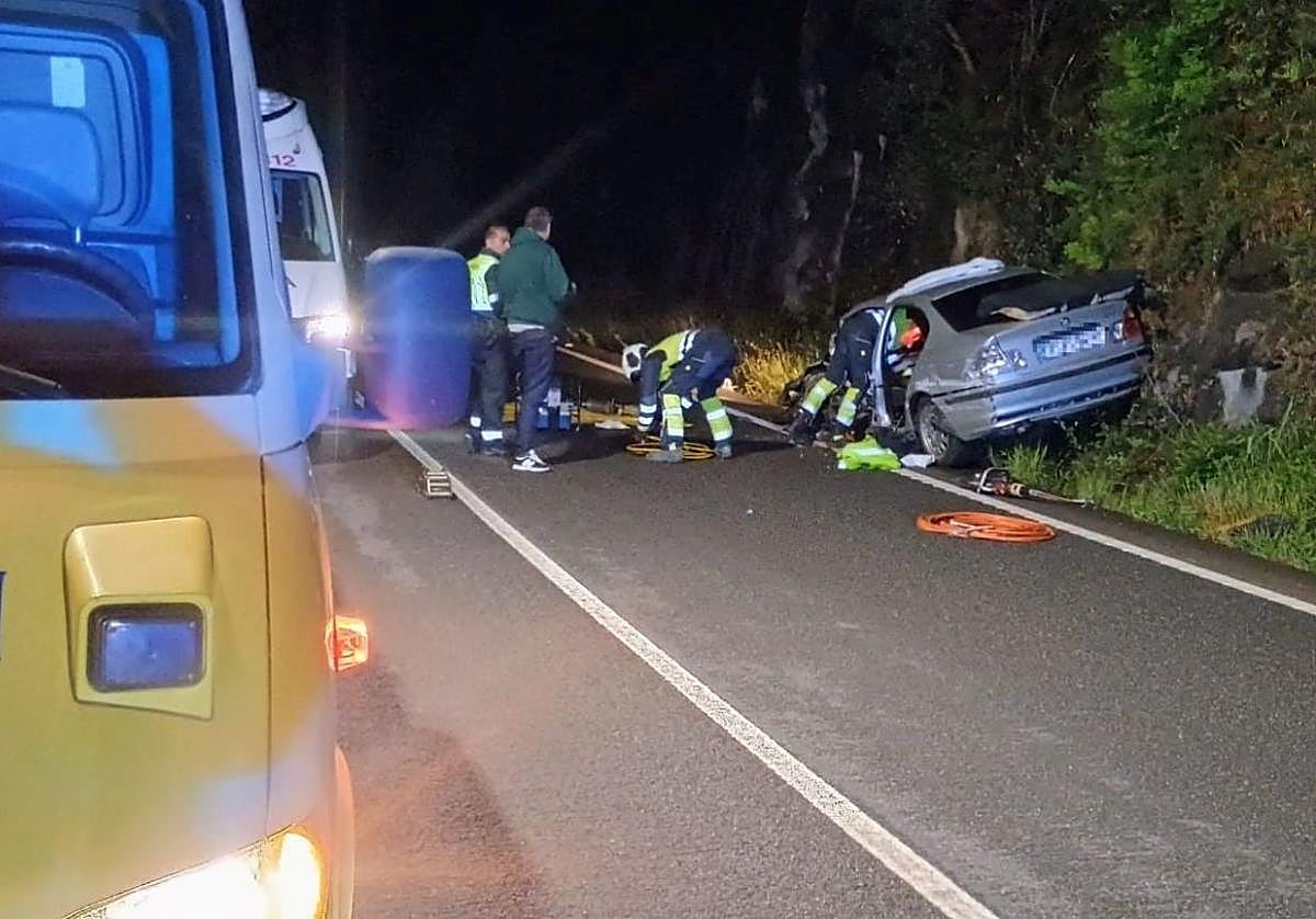 Cuatro heridos en la colisión entre dos coches en Tineo