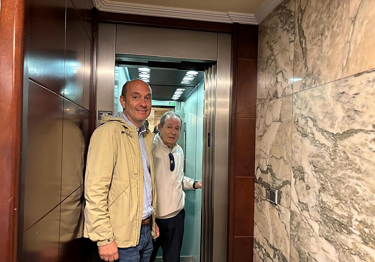 Los vecinos de la calle Jovellanos, en Gijón, por fin tienen ascensor: «Han sido meses de impotencia»