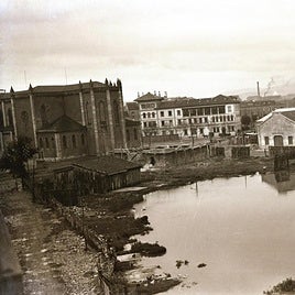 Humedal con vistas a antigua iglesia de San José, que fue cárcel en la guerra civil, La Gota de Leche y Chocolates La Herminia, en 1927
