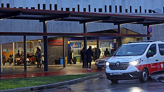 La Policía Local de Oviedo encuentra a un joven apaleado en las inmediaciones del HUCA