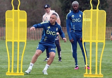 Almada, al fondo, observa a Santi Cazorla en un entrenamiento del Real Oviedo.