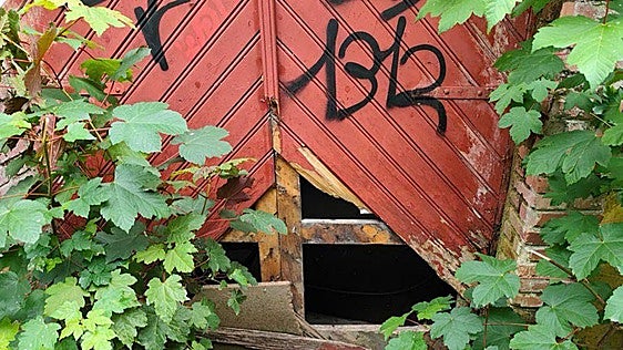 La puerta violentada de la plaza de toros.