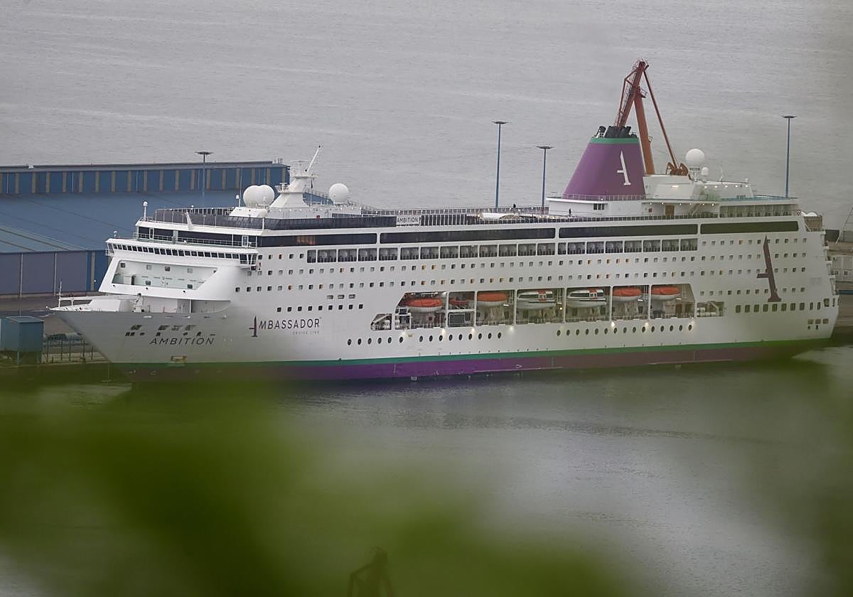 El crucero 'Ambition', afectado por un brote de gastroenteritis, ya está en Gijón