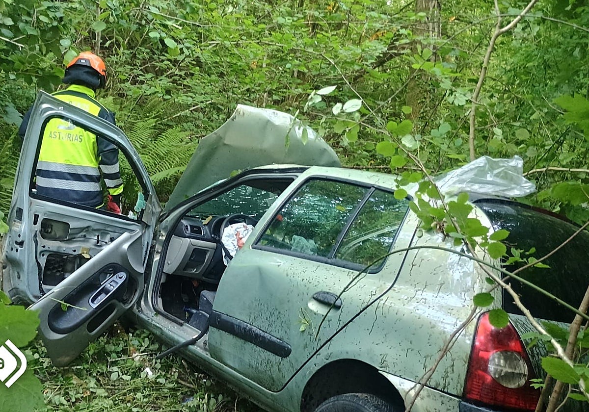 Una mujer resulta herida grave al despeñarse con su turismo en Piloña