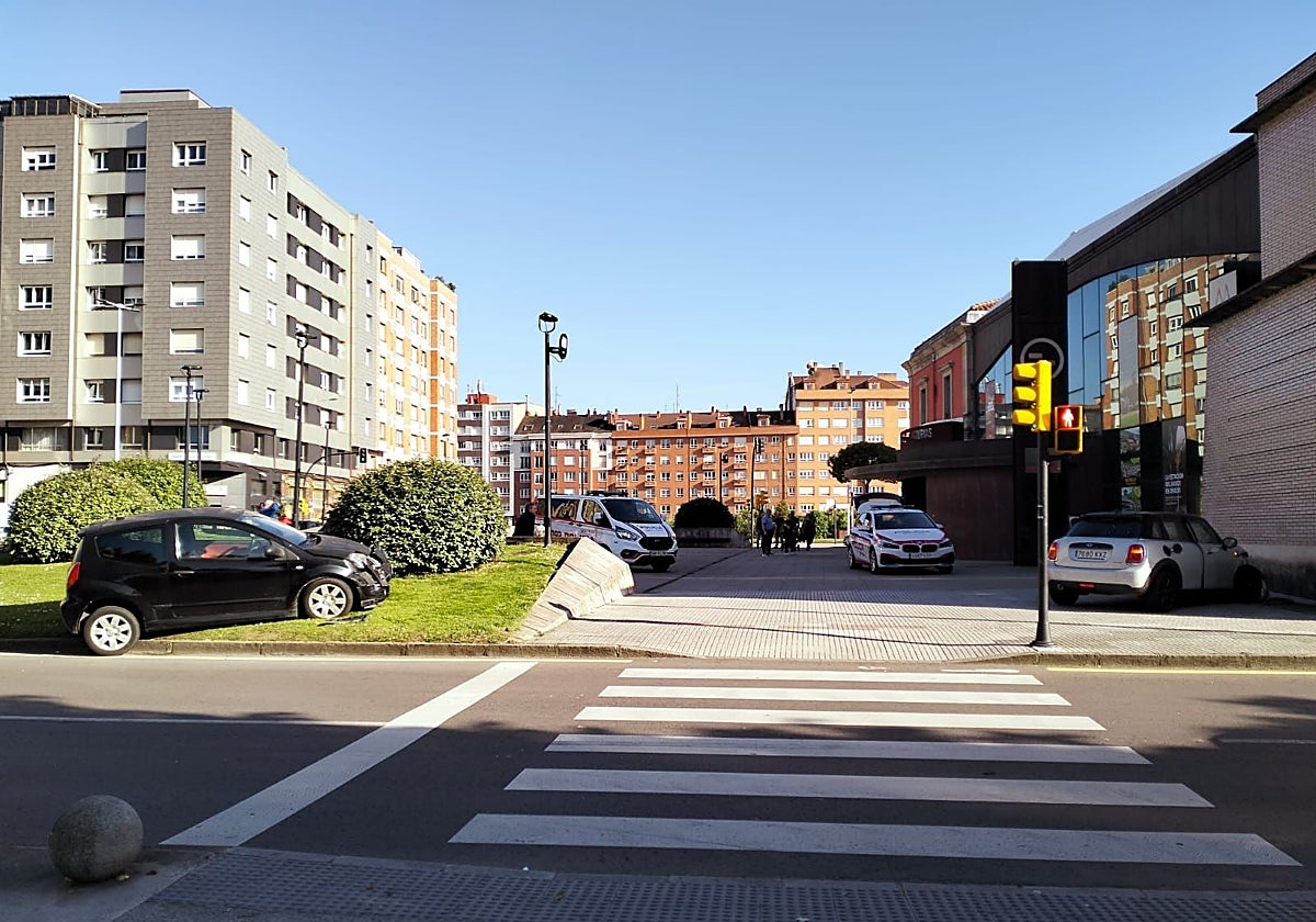 Susto en Gijón al invadir un coche la explanada del Museo del Ferrocarril tras colisionar contra otro turismo