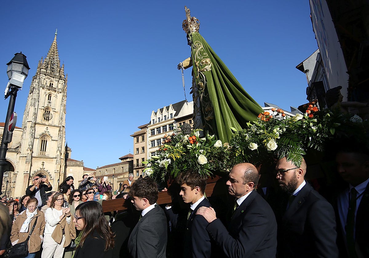 Nuestra Señora de la Esperanza peregrina de la Balesquida a la iglesia de San Tirso en Oviedo