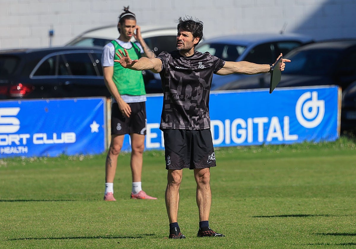 Lolo Escobar, entrenador del Real Avilés: «Nadie nos va a ayudar, tenemos que sacarlo nosotros»