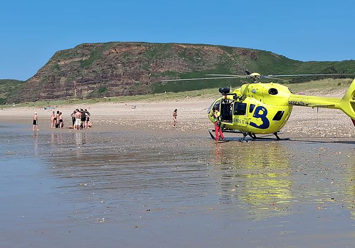 Los surfistas colaboran en el rescate de cinco bañistas en la playa de Xagó