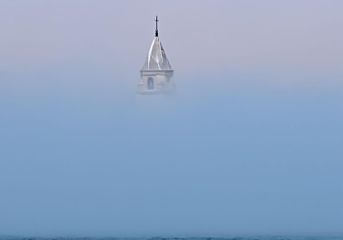 La niebla hace 'desaparecer' la iglesia de San Pedro