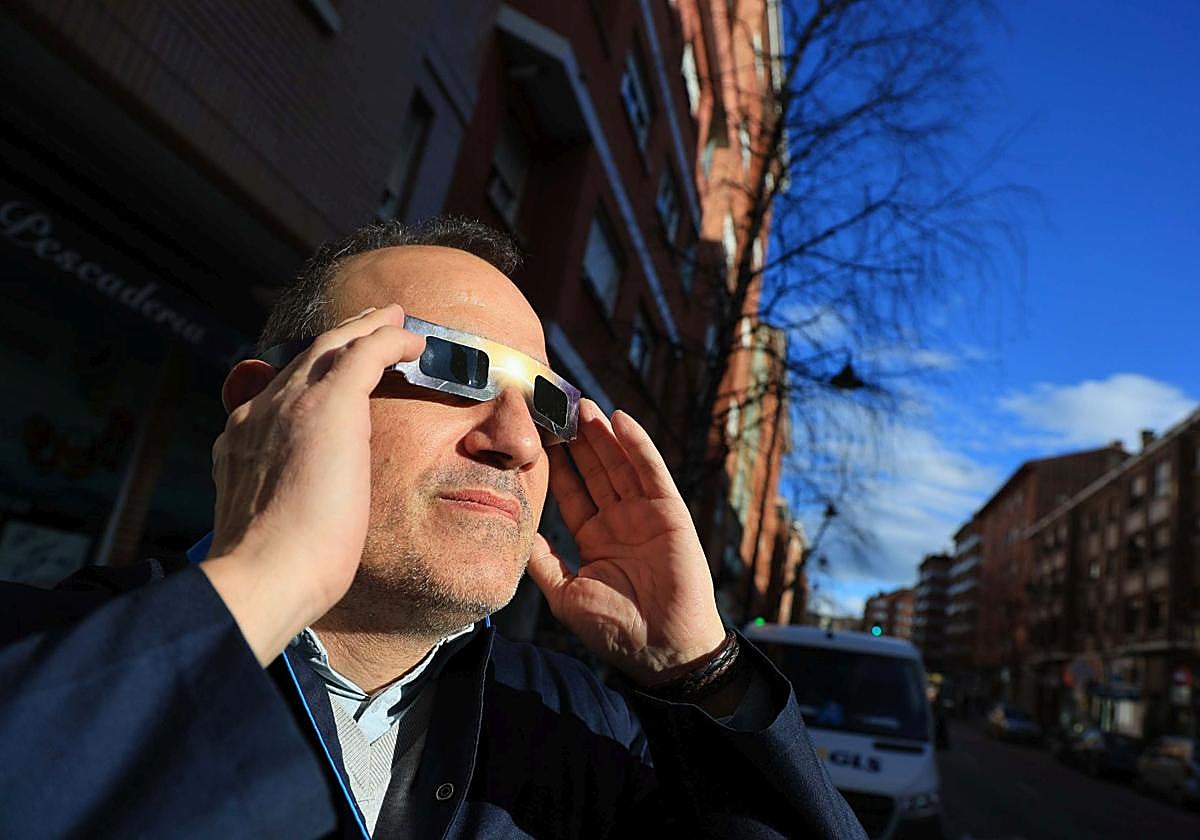El aviso de los expertos ante el gran eclipse solar: el mínimo defecto en las gafas puede dañarte la vista