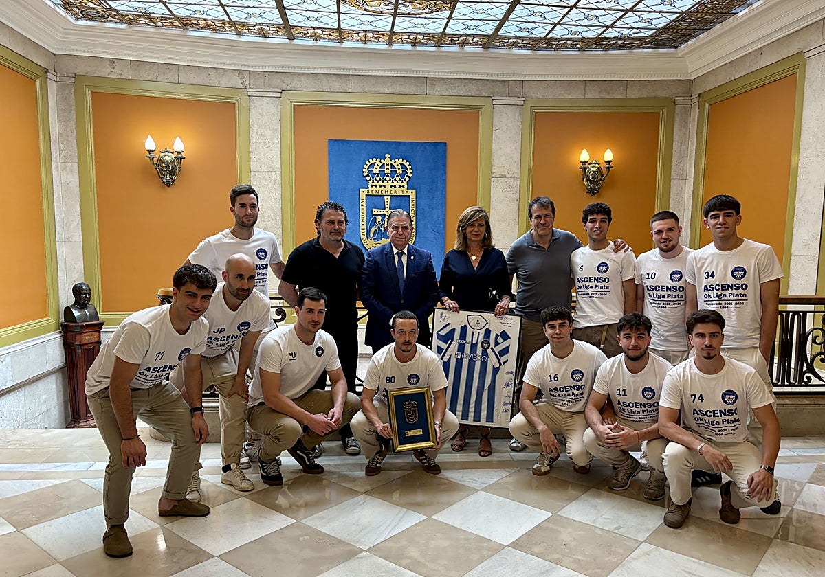 Alfredo Canteli promete una nueva cancha de hockey al Oviedo Roller tras su ascenso