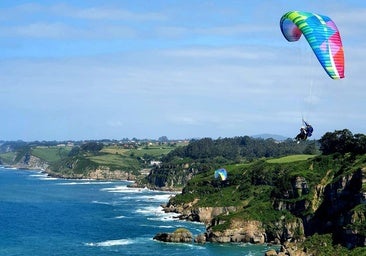 Atrévete a volar en parapente biplaza con pilotos profesionales en Gijón por 60,90€