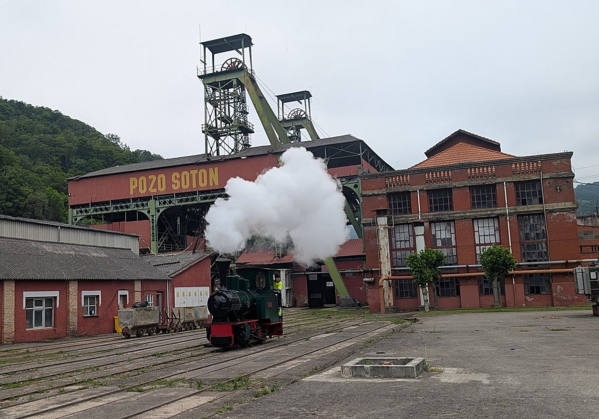 'Río Nalón', la locomotora a vapor con 48 plazas que circulará por el pozo Sotón el próximo año