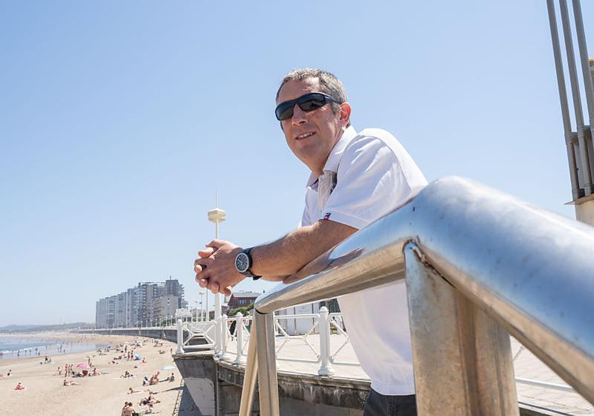 Ignacio Flórez: «Salinas tiene puntos complicados, pero no es una playa peligrosa»