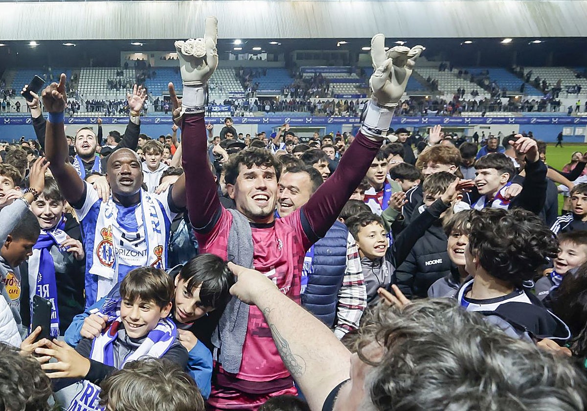 Álvaro Fernández, portero del Real Avilés: «Sigo soñando con los dos penaltis y con el ascenso, ver vídeos me motiva»