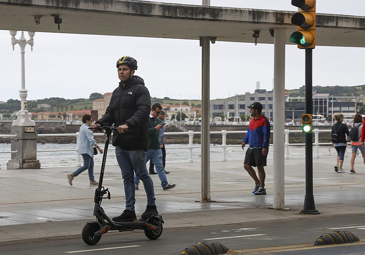 Pelayo Barcia se opone a una regulación específica de patinetes en Gijón: «Trae problemas legales»