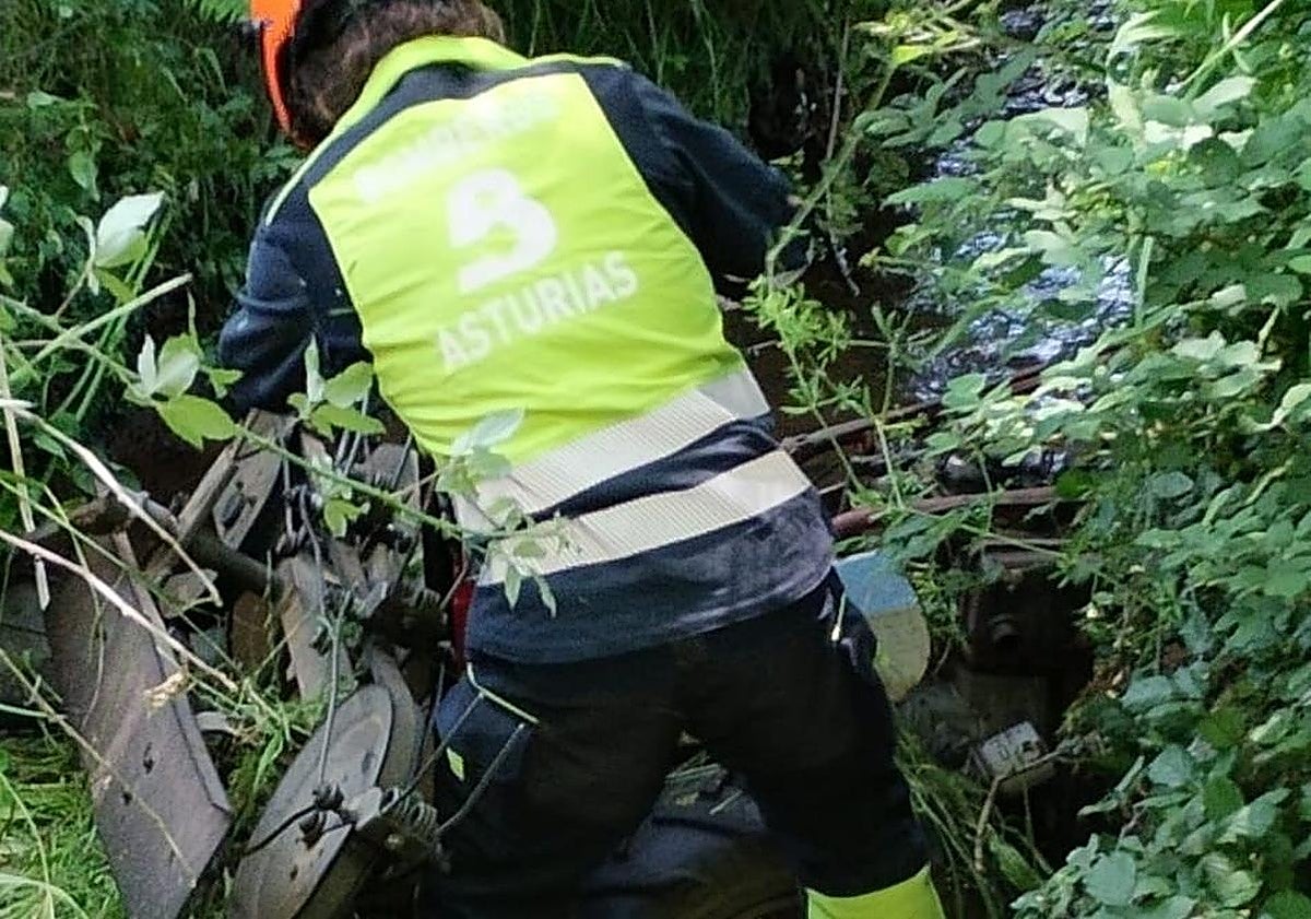 Fallece un hombre en Colunga al caer con una segadora al río