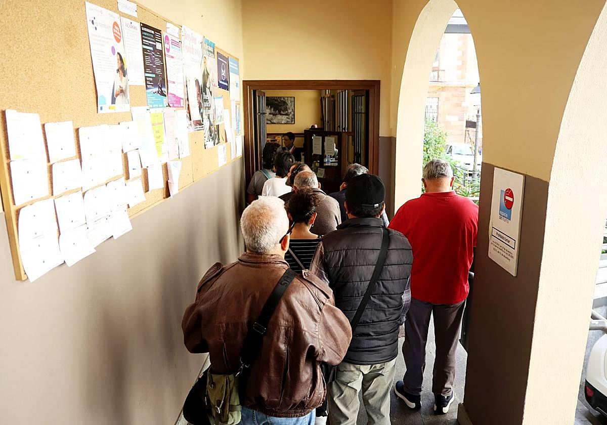 Cáritas alerta de que la pobreza en Asturias se cronifica: 11.109 personas sobrevivieron el año pasado gracias a su ayuda