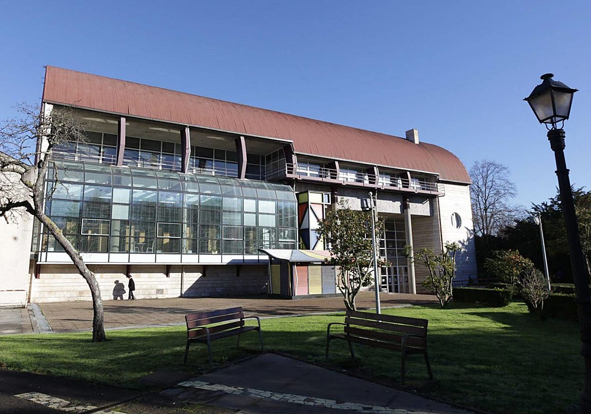 Avilés invertirá más de 77.000 euros en mejorar la cubierta de la Casa de Cultura