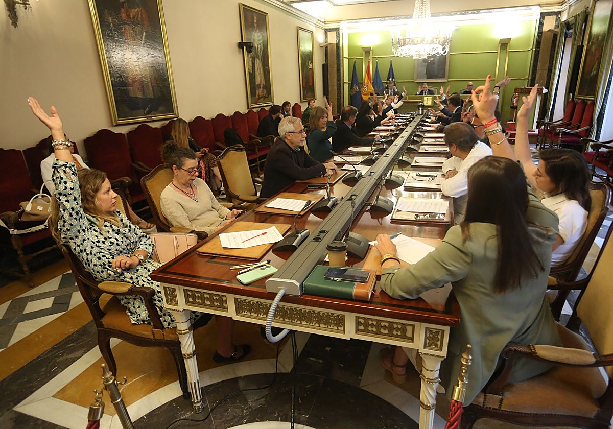 Los plenos de las medallas de Oviedo se enredan porque «sólo hay una mujer entre ocho los homenajeados»