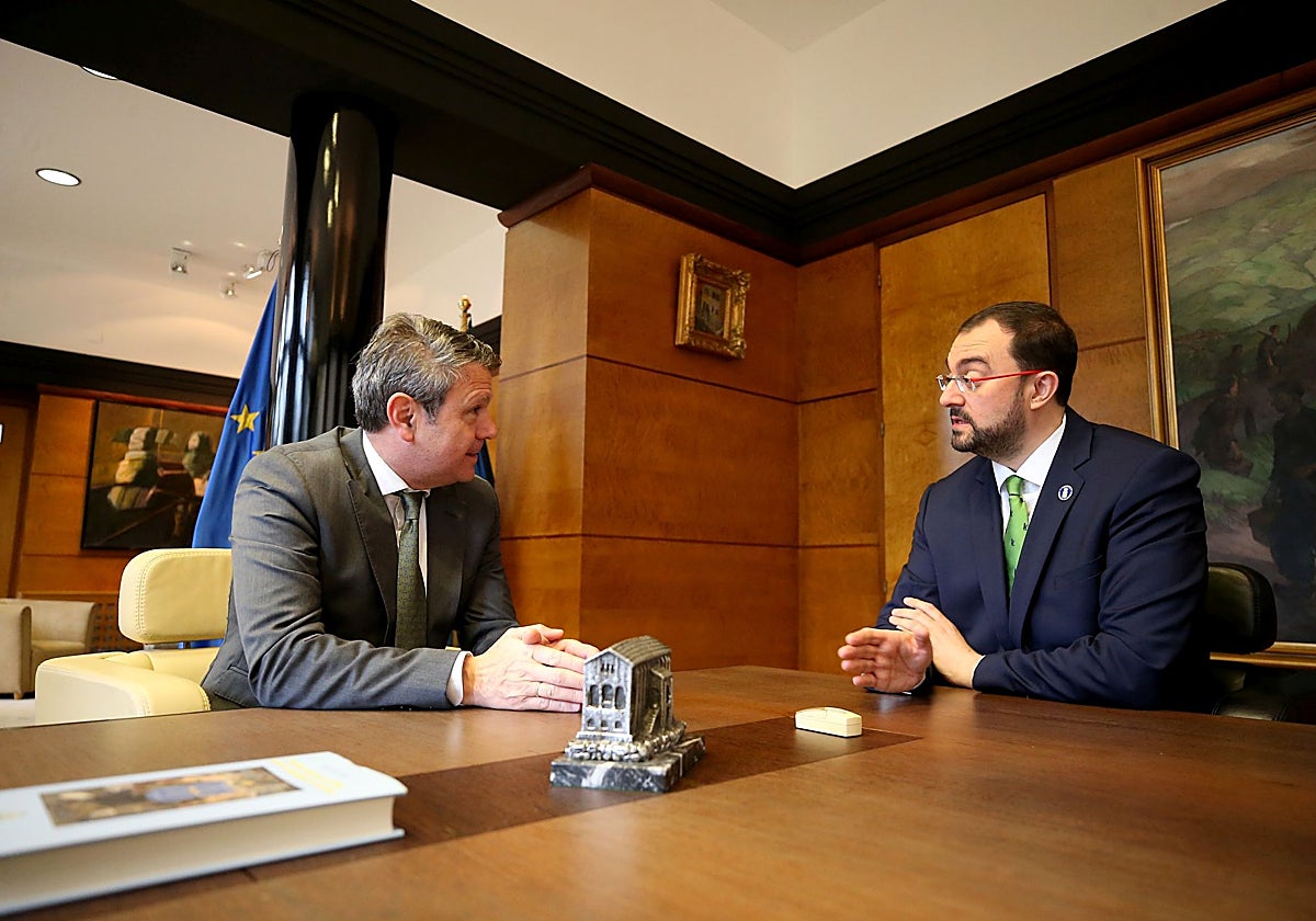Barbón asume que los trenes de Feve «se caen de puro viejos» y urge su renovación