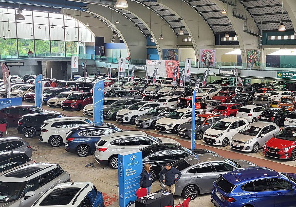 La Feria del Automóvil de Ocasión abre en Avilés cerrando las primeras ventas