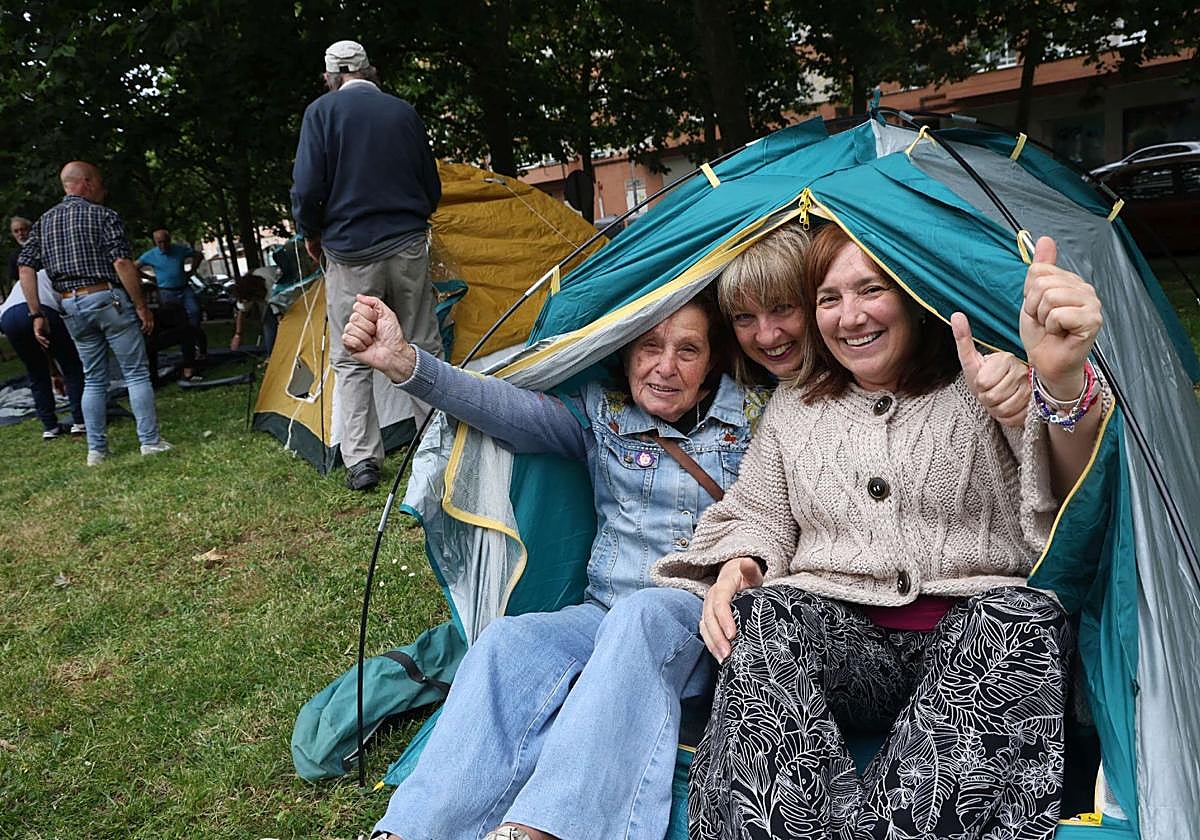 Los vecinos de La Calzada se hartan y plantan su acampada contra el tráfico pesado del Puerto de Gijón