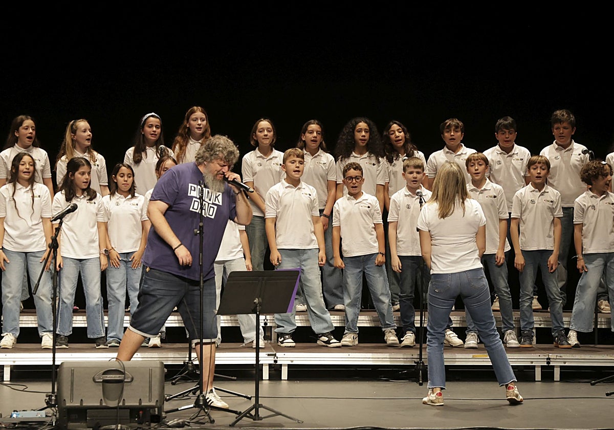 Decenas de niños celebran la música en asturiano cantando por Nacho Fonseca