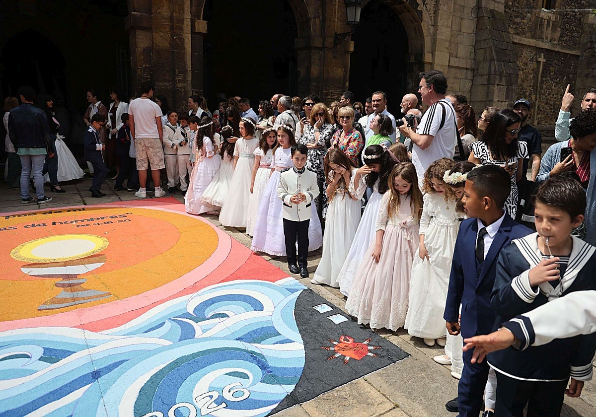 Unos 150 niños de Primera Comunión celebran el Corpus Christ