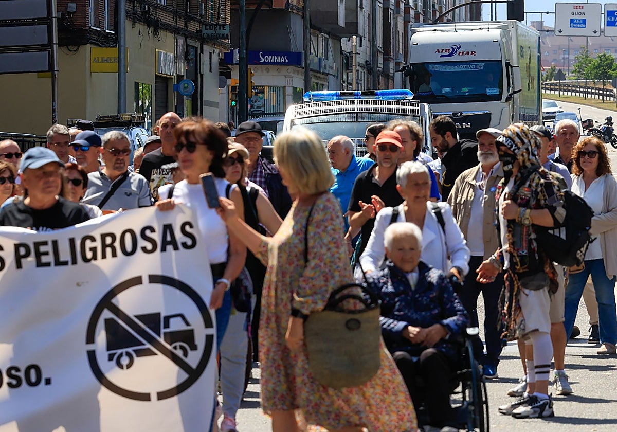 La Calzada levanta la acampada, pero sigue la lucha en Gijón