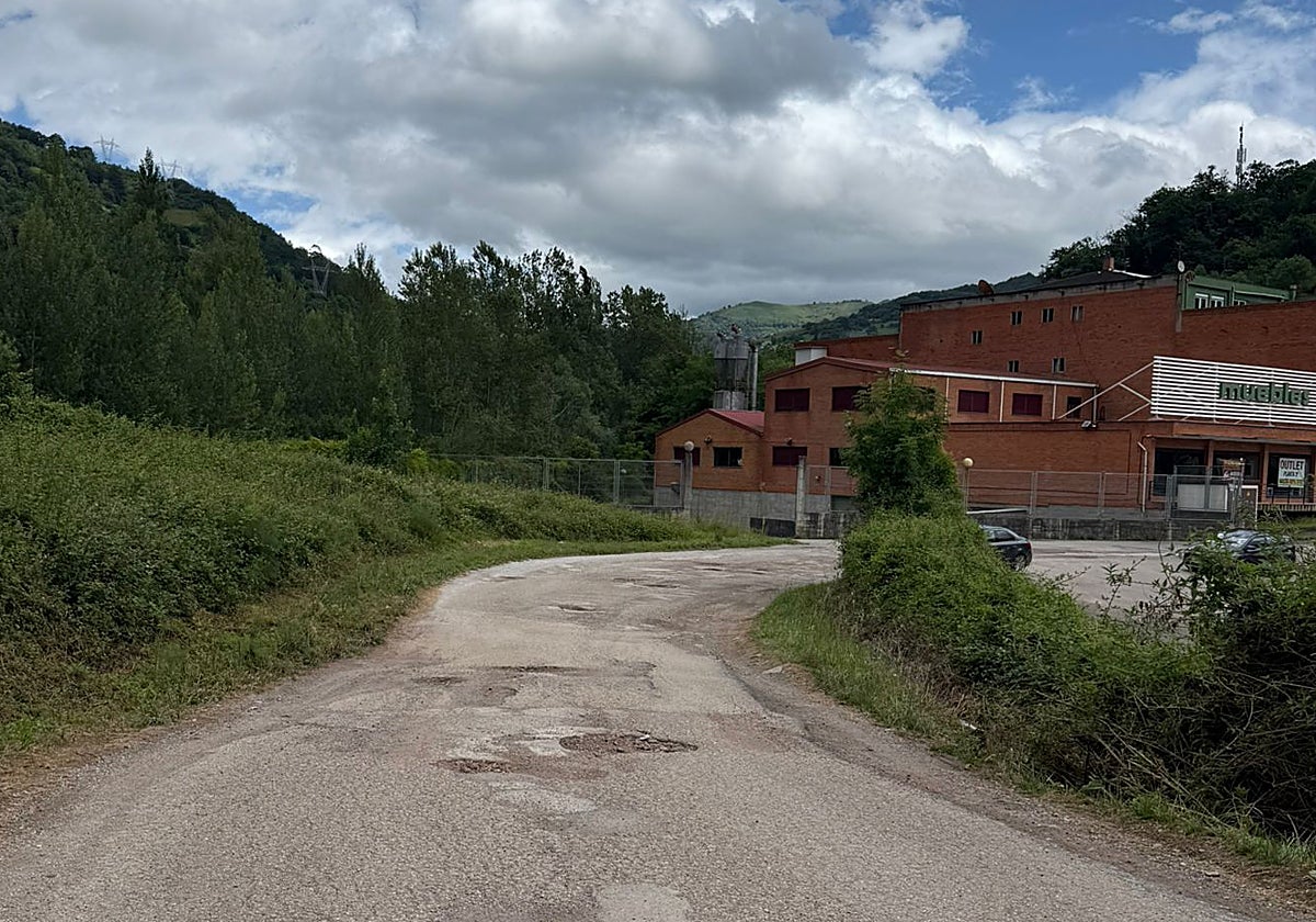 El Ayuntamiento de Lena remodelará el vial de acceso a la lo