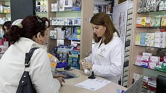 Confirmado, las farmacias dejarán de recortar el código de los medicamentos para pegarlos en un papel