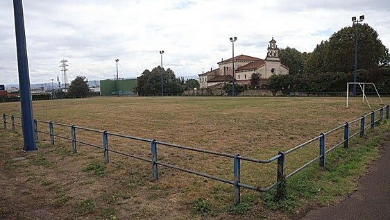 El Puerto de Gijón cede a un club femenino los terrenos deportivos que el Ayuntamiento le pidió en Jove