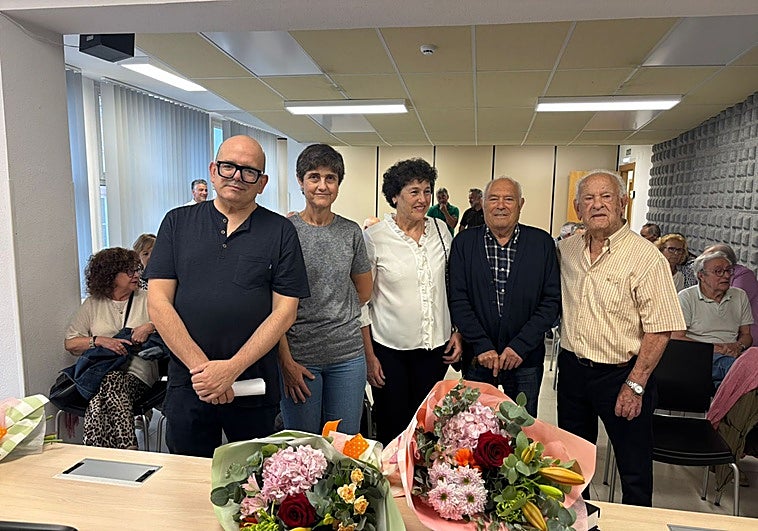 El presidente de la asociación Alfonso Camín, Carlos Arias, Helena y María de la Paz Menéndez Cuervo, Ricardo González y Faustino Suárez.