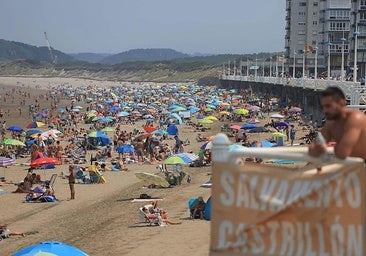 La playa de Salinas con muchos bañistas.