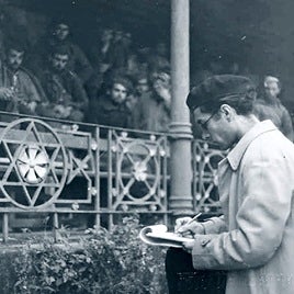 Pasando lista a los presos republicanos hacinados en el interior de la plaza de toros con la estrella de David en la barandilla. Fecha: octubre de 1937.